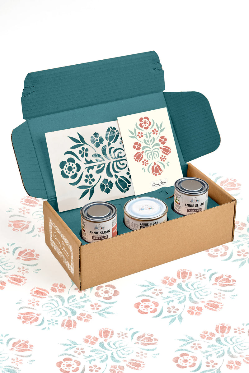 SCANDINAVIAN STENCIL GIFT SET
Annie Sloan
Gift Set

Infuse your home with Scandi-style using Annie’s Scandinavian Stencil Kit. This kit includes an exclusive folk-floral stencil design and two of our best-selling Chalk Paint™ coloUrs: Svenska Blue and Scandinavian Pink!