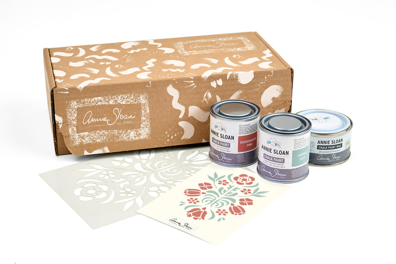 SCANDINAVIAN STENCIL GIFT SET
Annie Sloan
Gift Set

Infuse your home with Scandi-style using Annie’s Scandinavian Stencil Kit. This kit includes an exclusive folk-floral stencil design and two of our best-selling Chalk Paint™ coloUrs: Svenska Blue and Scandinavian Pink!