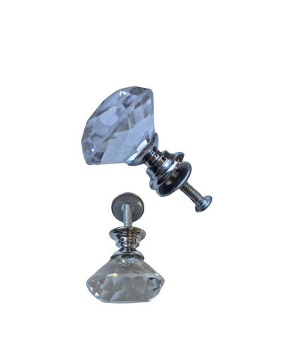 CRYSTAL | Medium| Drawer knob

Each knob measures 3cm wide and 3cm deep.&nbsp;

Screw thread length 2cm

Price per unit.

The Small Crystal and Silver Drawer Knob is the perfect touch of elegance for any upcycling project. Its sparkling crystal centre, surrounded by a sleek silver frame