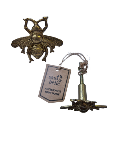 BEE Sass & Belle Drawer Knob

Each knob measures 5cm X 4.5cm.

Screw thread length 3.5cm.

The Sass &amp; Belle Golden Bee Drawer Knob is a charming and stylish addition to any furniture piece. With its elegant golden finish and intricate bee design, it’s perfect for adding a touch of whimsy and sophistication to your home decor. Whether you're upcycling an old dresser, cabinet, or drawer, this knob instantly elevates your project, giving it a fresh, unique look. 