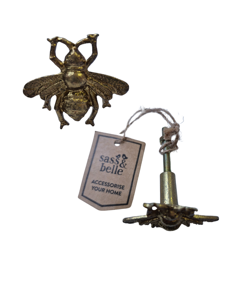 BEE Sass & Belle Drawer Knob

Each knob measures 5cm X 4.5cm.

Screw thread length 3.5cm.

The Sass &amp; Belle Golden Bee Drawer Knob is a charming and stylish addition to any furniture piece. With its elegant golden finish and intricate bee design, it’s perfect for adding a touch of whimsy and sophistication to your home decor. Whether you&