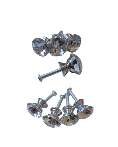 CRYSTAL | Small set of 4 | Drawer knob

Each knob measures 2cm wide and 2 cm deep.&nbsp;

Screw thread length 2cm

Price per unit.

The Small Crystal and Silver Drawer Knob is the perfect touch of elegance for any upcycling project. Its sparkling crystal centre, surrounded by a sleek silver frame, 